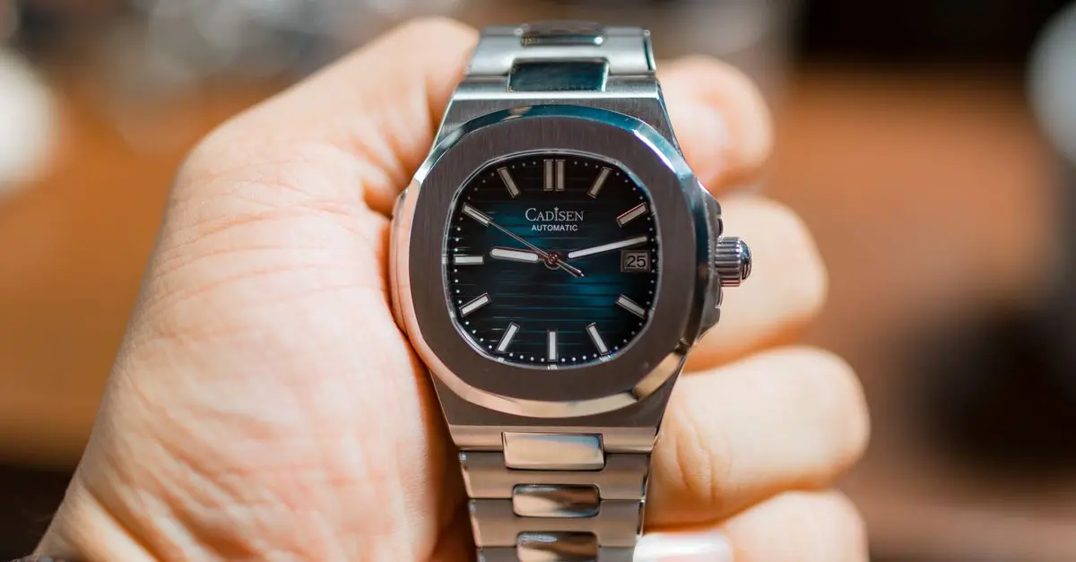 Titane vs Or : Quel Matériau pour Votre Montre?